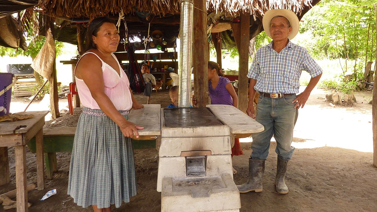 Low-smoke stove ©OroVerde