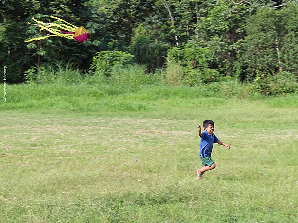 Boy runs with his kite ©A. Hömberg
